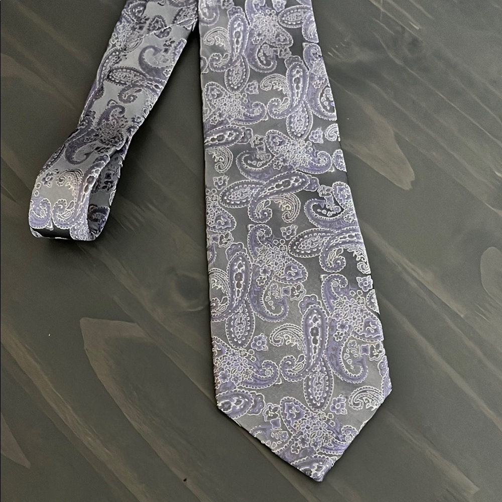 MICHAEL Michael Kors 100% silk Paisley Patterned Gray Tie